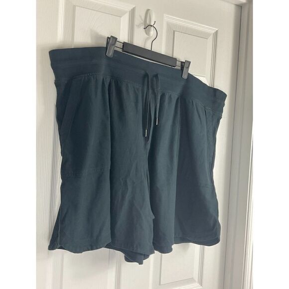 Athleta Farallon Midi Short Size 3X Black 7 Inch Inseam Casual Comfort Plus Sz N - Picture 8 of 12